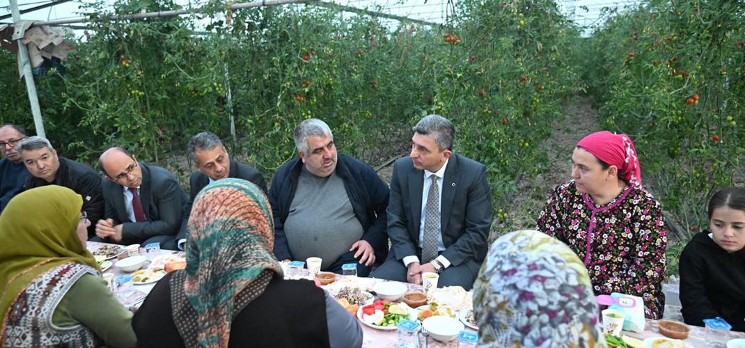 ​Valimiz Hulusi Şahin, Aksu’da çiftçimiz  Suzan-Nihat Çakar çiftinin seradaki iftar sofrasına misafir oldu. 